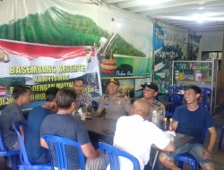 Polsek Siantan Basembang Bercerite dengan Masyarakat di Kedai Kopi