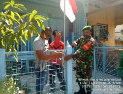 Berkeliling Kampung, Sertu Brandes Himbau Warga Kibarkan Merah Putih.