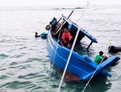 KM. Muri Jaya Terdampar Diterjang Gelombang Tinggi