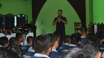 Sosok Ketua RW di Bekasi  yang Rumahnya Dipenuhi Karangan Bunga