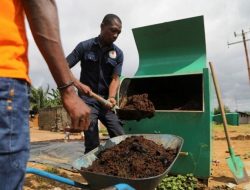 Inovasi ‘KubeKo’ Ubah Sampah Jadi Komoditi Berharga Bagi Petani Pantai Gading