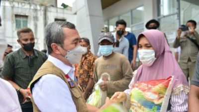 Datangi Korban Banjir Rohul, Gubernur Riau Serahkan Bantuan Sembako hingga Tenda