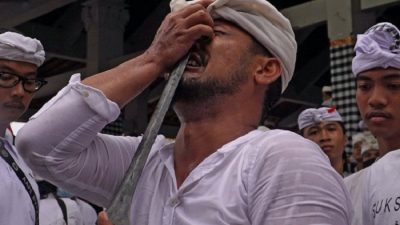 Tradisi Ekstrem Ngurek dari Pulau Dewata Bali yang Menegangkan