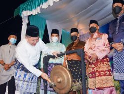 Wabup Anambas Memukul Gong Tanda MTQ VII Kecamatan Siantan Diresmikan