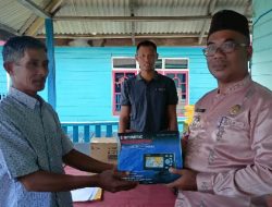 Yurnalis Salurkan Program Ketahanan Pangan Untuk Nelayan