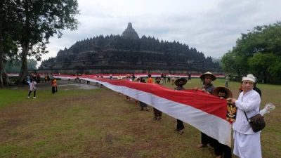 Harlah Pancasila Bendera Merah Putih 1.000 Meter Mengelilingi Candi Borobudur