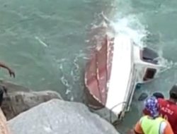 Akibat Mati Mesin, Speedboat Hanyut dan Karam Menghantam Batu