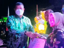 Abdul Haris Serahkan Piagam Penghargaan Kepada BP2KKA