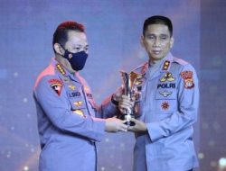 Tokoh Anti Suap, Kapolda Lampung Irjen Pol A Wiyagus Terima Hoegeng Award 2022