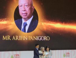 Alamrhum Arifin Pajigoro Terima ‘LIFETIME ACHIEVEMENT AWARD’ dari IPA