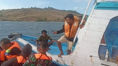 Tim SAR Selamatkan KM Bawa Wisatawan Yang Terombang-ambing di Perairan Pulau Komodo NTT