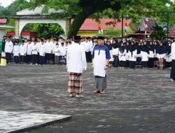 Peringatan Hari Santri Bupati Lingga menjadi Pembina Upacara.