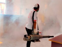 UPT Puskesmas Letung Lakukan Fogging Dikediaman Pasien DBD