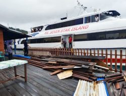 MV. Seven Star Island Mendadak Sandar di Pelantar Warga