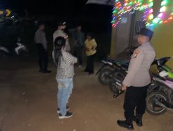 Laksanakan KRYD, Anggota Polsek Palmatak Periksa Identitas Pengunjung Cafe