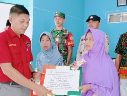 Kades Sunggak Salurkan BLT ke 12 Secara Simbolis