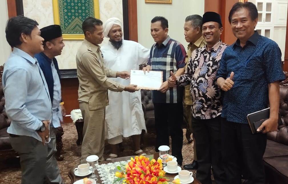 Gubernur Kepri, H. Ansar Ahmad, SE, MM saat menerima Dokumen Proposal Kebutuhan Daya Listrik Pulau Jemaja.