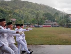 Peserta Upacara HUT RI ke 78 di Jemaja “Diguyur” Hujan Lebat