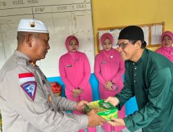 Jumat Berkah, Polres Anambas Bagikan Nasi Kotak Kepada Jamaah Masjid