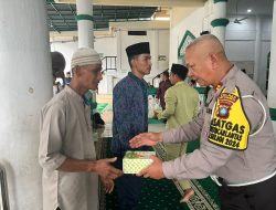 Polres Anambas Membagikan Nasi Kotak, Kali ini Kepada Jamaah Masjid Jamik Al-Istiqomah