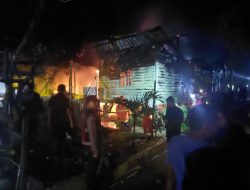 TNI Polri Turun Lapangan, Bantu Padamkan Rumah Terbakar