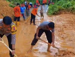 Quick Respon Polsek Palmatak Bersihkan Lokasi Tanah Longsor di Matak