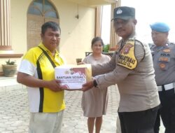 Polsek Tanjungpinang Timur Bagikan Sembako ke Petugas Kebersihan Gereja HKBP Bintan Centre