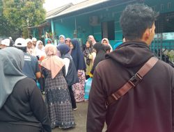 Rahma  Berjalan Kaki Jumpai Warga Perum Bukit Raya dari Rumah ke Rumah