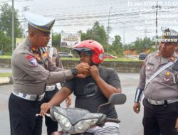 Satlantas Polres Bintan Bagikan Helm Gratis untuk Tingkatkan Keselamatan Berkendara