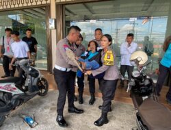 Kapolres Bintan Bantu Korban Laka Lantas di Toapaya Selatan
