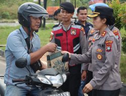 Indahnya Ramadhan, Polres Bintan dan Mahasiswa Bagikan Takjil di Desa Toapaya Selatan