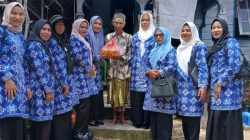 Dampingi Agenda Suami, Istri Para Kades Sepulau Jemaja Bagikan Sembako untuk Lansia.