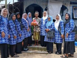 Dampingi Agenda Suami, Istri Para Kades Sepulau Jemaja Bagikan Sembako untuk Lansia.