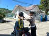 Warga Tersenyum Saat Dapat Helm Gratis dari Satlantas Polres Kepulauan Anambas