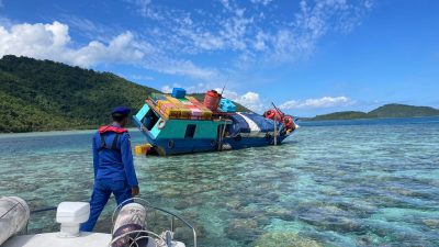 Kapal Kargo KM Murni Jaya Kandas di Atas Karang