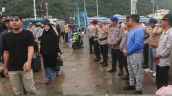 Bupati Aneng Pantau Langsung Kondisi Penumpang di Pelabuhan Tarempa