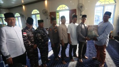 Aneng dan Bayu Bawa Sejumlah Bantua Saat Safari Ramadhan di Desa Kuala Maras