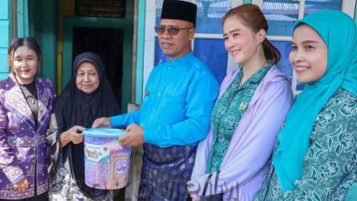 Bersama TP PKK Anambas, Aneng Salurkan Bantuan ke Janda Kurang Mampu