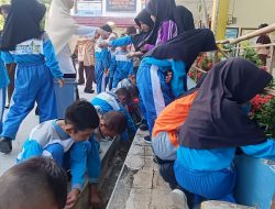 Ratusan Siswa SDN 001 Letung Goro Bersihkan Lingkungan Sekolah Usai Libur Lebaran.