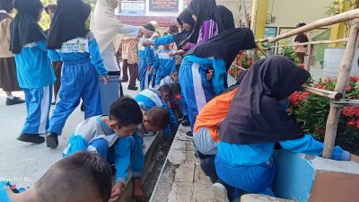 Ratusan Siswa SDN 001 Letung Goro Bersihkan Lingkungan Sekolah Usai Libur Lebaran.